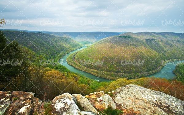 تصویر با کیفیت چشم انداز رودخانه همراه با منظره و طبیعت زیبا