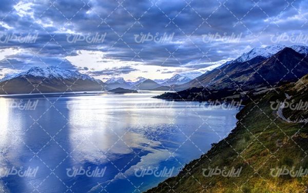 تصویر با کیفیت چشم انداز زیبای دریاچه همراه با منظره و طبیعت زیبا