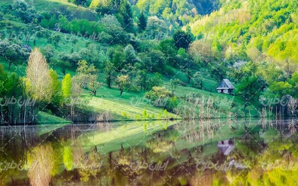 تصویر با کیفیت چشم انداز زیبای دریاچه همراه با منظره و طبیعت زیبا