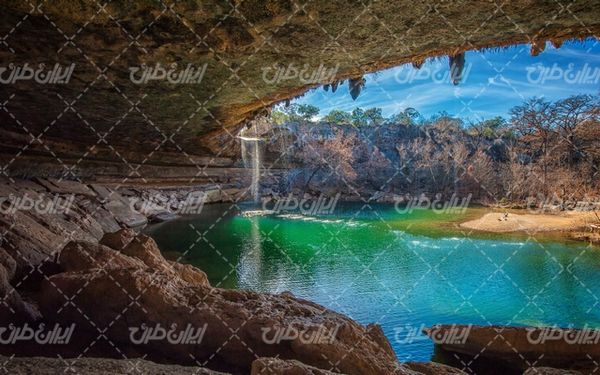 تصویر با کیفیت چشم انداز زیبای آبشار همراه با منظره و طبیعت زیبا