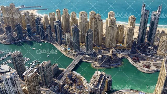 تصویر با کیفیت شهر ساحلی همراه با آسمان خراش و برج