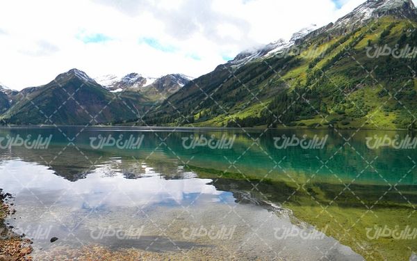 تصویر با کیفیت چشم انداز زیبای دریاچه همراه با منظره و طبیعت زیبا