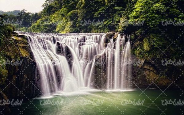 تصویر با کیفیت چشم انداز زیبای آبشار همراه با منظره و طبیعت زیبا