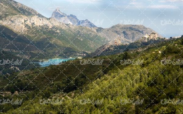 تصویر با کیفیت چشم انداز زیبای دریاچه همراه با منظره و طبیعت زیبا