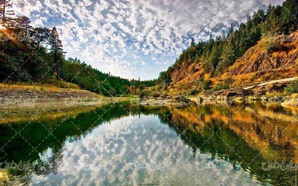 تصویر با کیفیت چشم انداز زیبای دریاچه همراه با منظره و طبیعت زیبا
