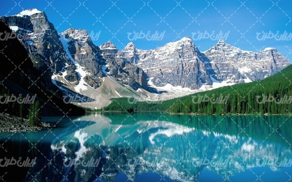 تصویر با کیفیت چشم انداز زیبای دریاچه همراه با منظره و طبیعت زیبا
