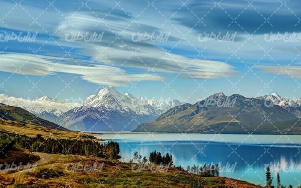 تصویر با کیفیت چشم انداز زیبای دریاچه همراه با منظره و طبیعت زیبا