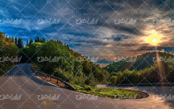 تصویر با کیفیت چشم انداز زیبای غروب آفتاب همراه با منظره و طبیعت زیبا