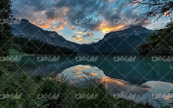 تصویر با کیفیت چشم انداز زیبای غروب آفتاب همراه با منظره و طبیعت زیبا