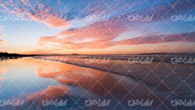 تصویر با کیفیت منظره زیبای غروب آفتاب همراه با ساحل دریا