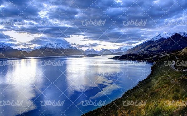 تصویر با کیفیت چشم انداز زیبای دریاچه همراه با منظره دیدنی و طبیعت زیبا