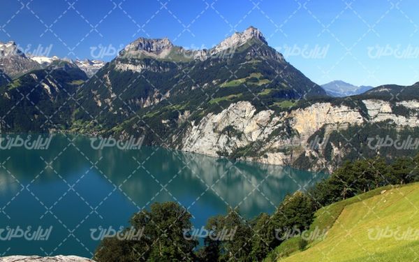 تصویر با کیفیت چشم انداز زیبای دریاچه همراه با منظره دیدنی و طبیعت زیبا