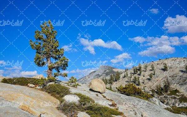 تصویر با کیفیت چشم انداز زیبای آسمان آبی همراه با منظره دیدنی و طبیعت زیبا