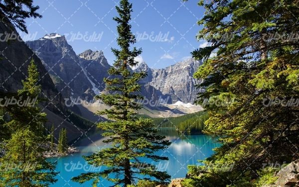 تصویر با کیفیت چشم انداز زیبای دریاچه همراه با منظره دیدنی و طبیعت زیبا