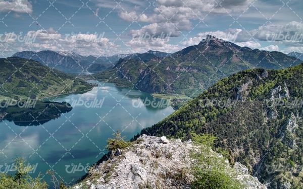 تصویر با کیفیت چشم انداز زیبای دریاچه همراه با منظره دیدنی و طبیعت زیبا