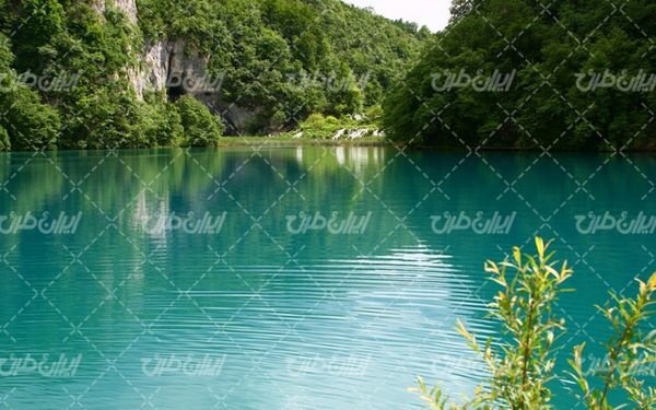 تصویر با کیفیت چشم انداز زیبای دریاچه همراه با منظره دیدنی و طبیعت زیبا