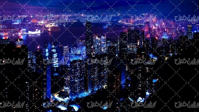 تصویر با کیفیت شهر ساحلی همراه با آسمان خراش و برج