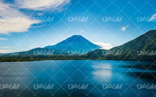 تصویر با کیفیت چشم انداز زیبای دریاچه همراه با منظره دیدنی و طبیعت زیبا