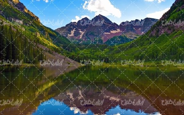 تصویر با کیفیت چشم انداز زیبای دریاچه همراه با منظره دیدنی و طبیعت زیبا