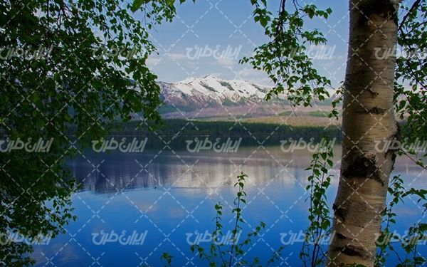 تصویر با کیفیت چشم انداز زیبای دریاچه همراه با منظره دیدنی و طبیعت زیبا