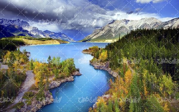 تصویر با کیفیت چشم انداز زیبای دریاچه همراه با منظره دیدنی و طبیعت زیبا