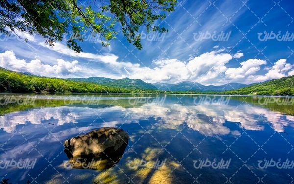 تصویر با کیفیت چشم انداز زیبای دریاچه همراه با منظره دیدنی و طبیعت زیبا