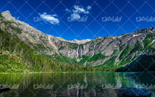 تصویر با کیفیت چشم انداز زیبای دریاچه همراه با منظره دیدنی و طبیعت زیبا