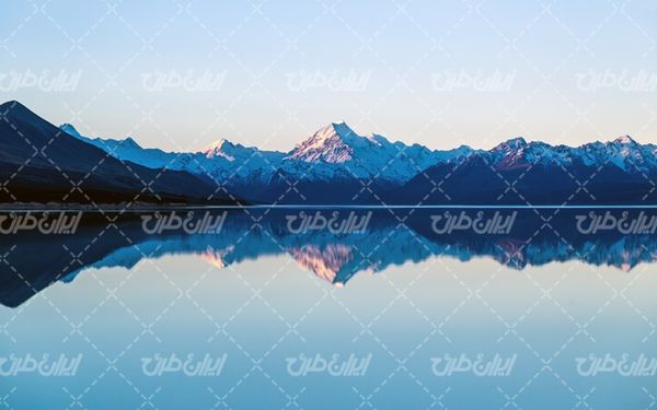 تصویر با کیفیت چشم انداز زیبای دریاچه همراه با منظره دیدنی و طبیعت زیبا