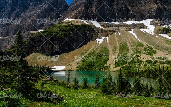 تصویر با کیفیت چشم انداز زیبای دریاچه همراه با منظره دیدنی و طبیعت زیبا