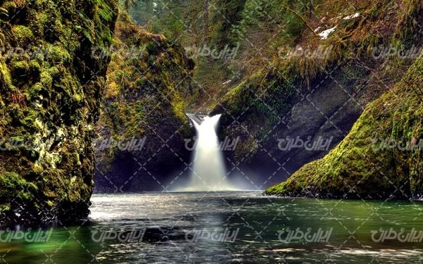 تصویر با کیفیت چشم انداز زیبای آبشار همراه با منظره دیدنی و طبیعت زیبا