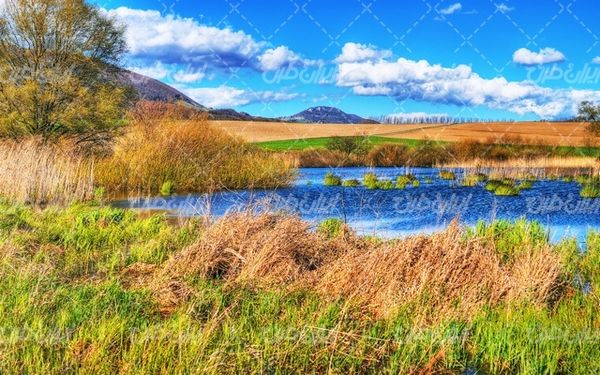 تصویر با کیفیت چشم انداز زیبای دریاچه همراه با منظره دیدنی و طبیعت زیبا