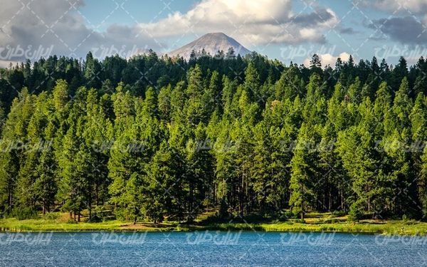 تصویر با کیفیت چشم انداز زیبای دریاچه همراه با منظره دیدنی و طبیعت زیبا