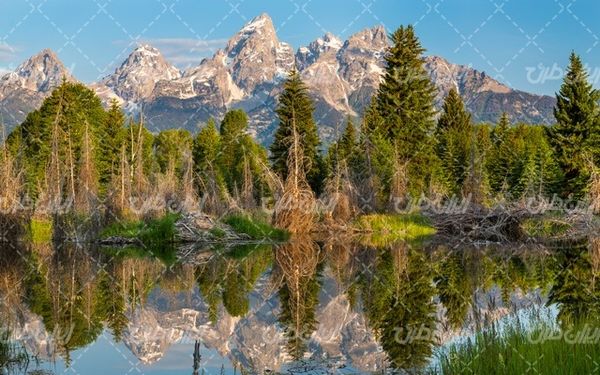 تصویر با کیفیت چشم انداز زیبای دریاچه همراه با منظره دیدنی و طبیعت زیبا