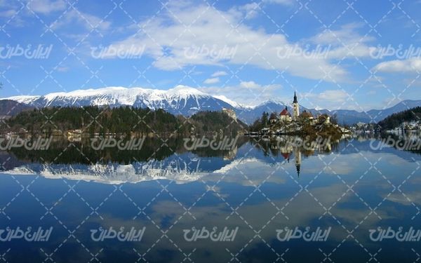 تصویر با کیفیت چشم انداز زیبای دریاچه همراه با منظره دیدنی و طبیعت زیبا