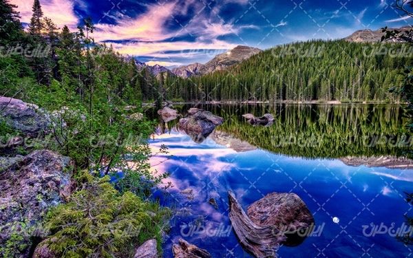 تصویر با کیفیت چشم انداز زیبای دریاچه همراه با منظره دیدنی و طبیعت زیبا