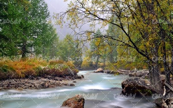 تصویر با کیفیت چشم انداز زیبای رودخانه همراه با منظره دیدنی و طبیعت زیبا
