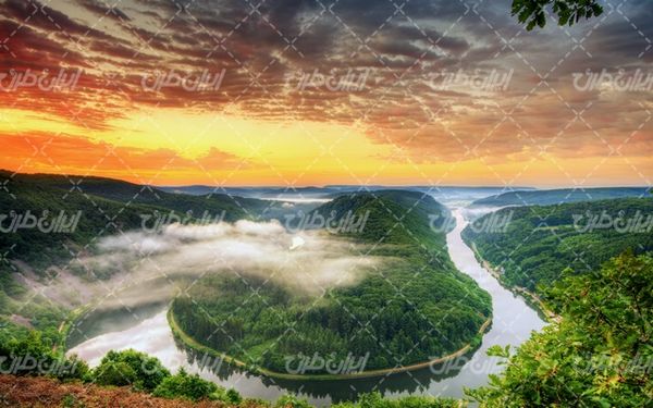 تصویر با کیفیت چشم انداز زیبای رودخانه همراه با منظره دیدنی و طبیعت زیبا