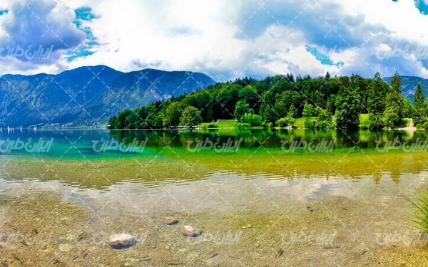 تصویر با کیفیت چشم انداز زیبای دریاچه همراه با منظره دیدنی و طبیعت زیبا