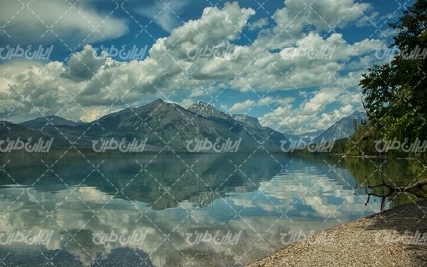 تصویر با کیفیت چشم انداز زیبای دریاچه همراه با منظره دیدنی و طبیعت زیبا