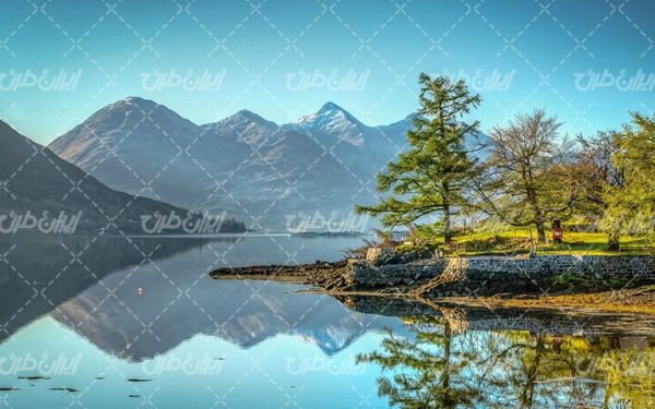 تصویر با کیفیت چشم انداز زیبای ساحل دریاچه همراه با منظره دیدنی و طبیعت زیبا