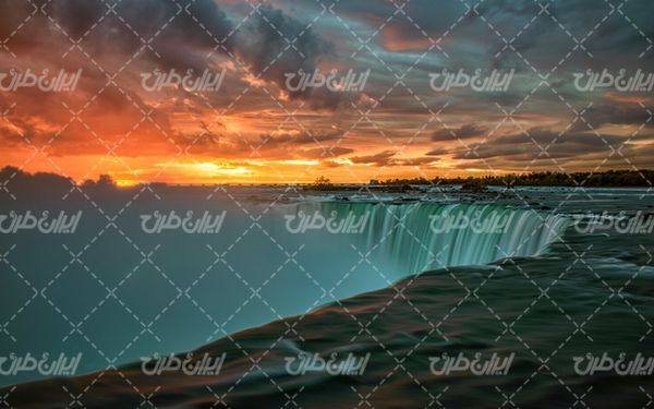 تصویر با کیفیت چشم انداز زیبای آبشار همراه با منظره دیدنی و طبیعت زیبا