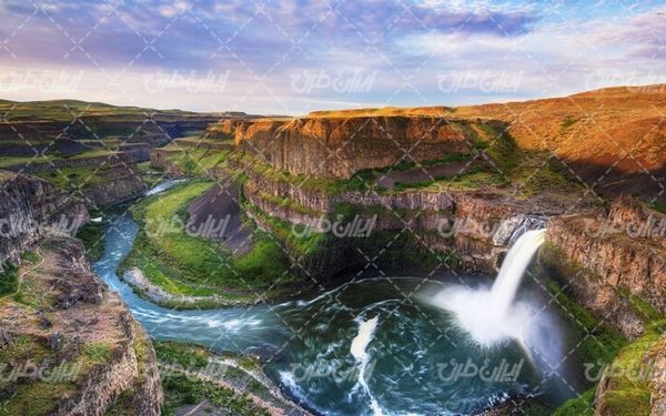 تصویر با کیفیت چشم انداز زیبای آبشار همراه با منظره دیدنی و طبیعت زیبا