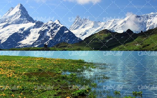 تصویر با کیفیت چشم انداز زیبای دریاچه همراه با منظره دیدنی و طبیعت زیبا