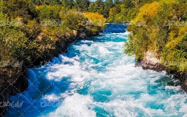 تصویر با کیفیت چشم انداز زیبای رودخانه همراه با منظره دیدنی و طبیعت زیبا