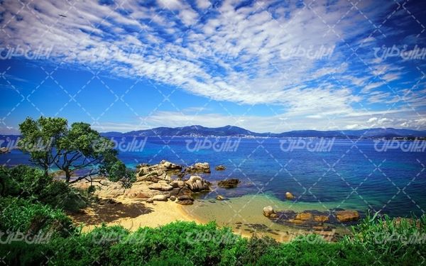 تصویر با کیفیت چشم انداز زیبای دریاچه همراه با منظره دیدنی و طبیعت زیبا