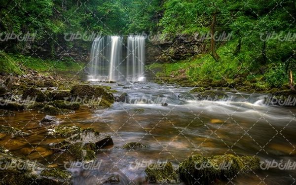 تصویر با کیفیت چشم انداز زیبای آبشار همراه با منظره دیدنی و طبیعت زیبا