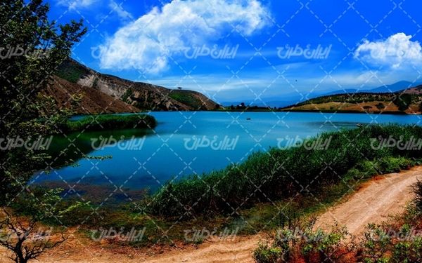 تصویر با کیفیت چشم انداز زیبای دریاچه همراه با منظره دیدنی و طبیعت زیبا