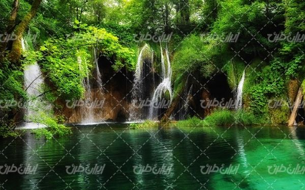 تصویر با کیفیت چشم انداز زیبای آبشار با منظره دیدنی و طبیعت زیبا