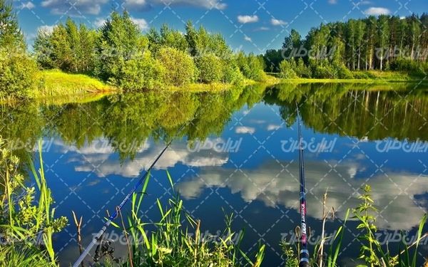 تصویر با کیفیت چشم انداز زیبای دریاچه همراه با منظره دیدنی و طبیعت زیبا
