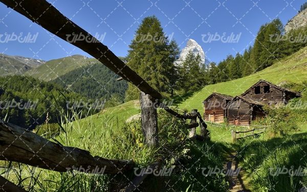 تصویر با کیفیت چشم انداز زیبای کلبه چوبی همراه با منظره دیدنی و طبیعت زیبا